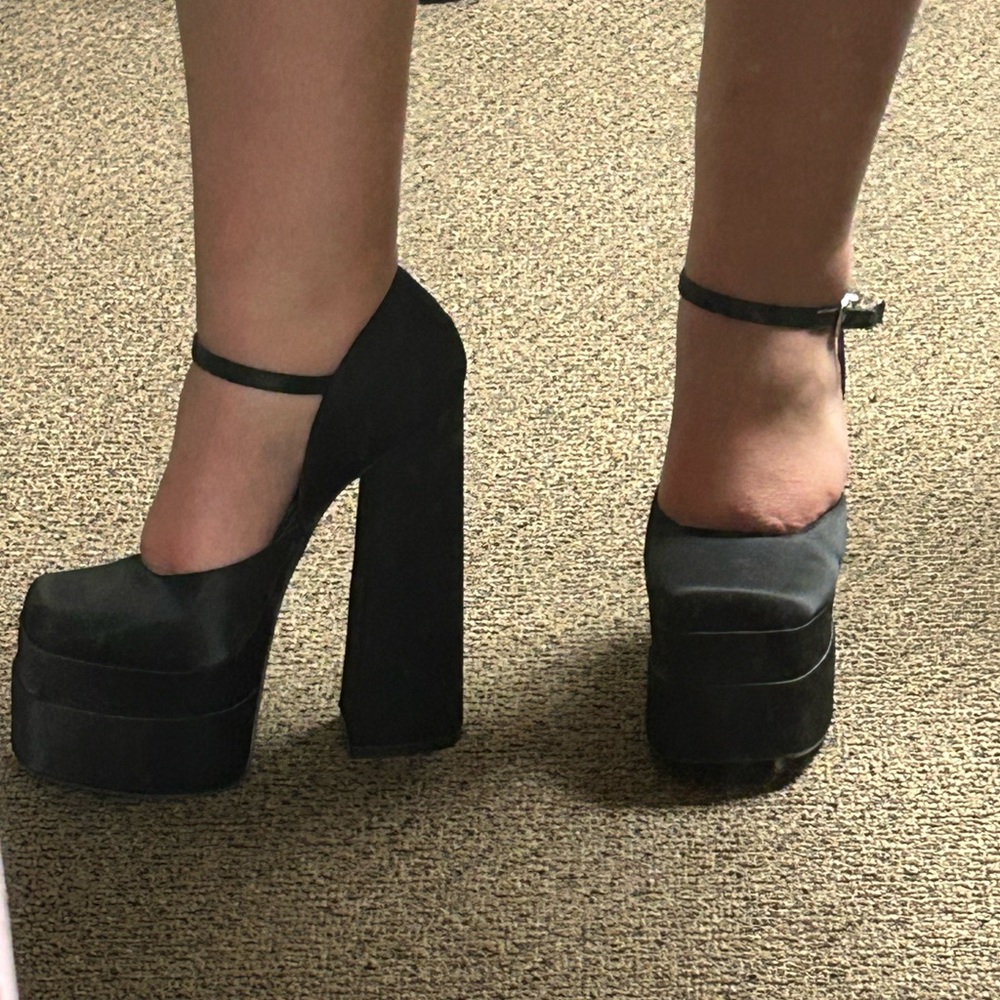 BLACK HEELS🐈‍⬛ Size: 7 Height:7 inches Worn once